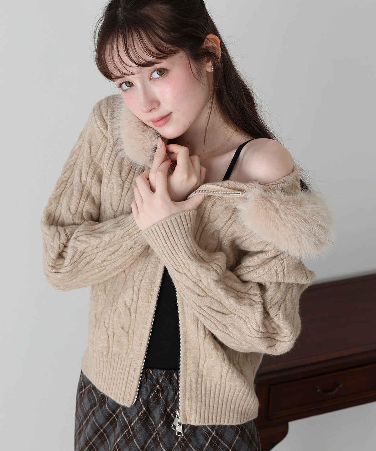 【早割5％OFF】ファーフードケーブルニットパーカー