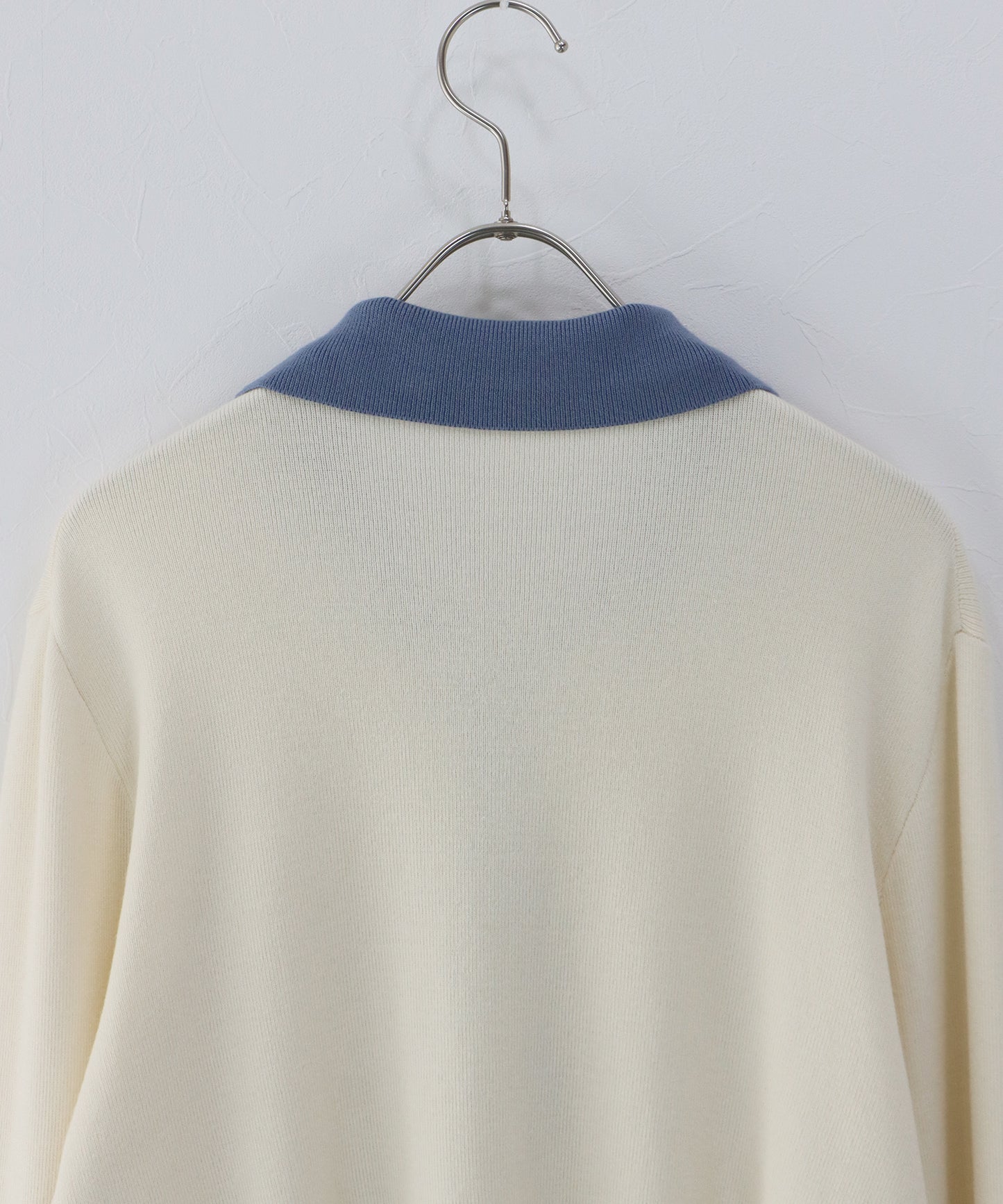 ゴールドボタン配色ポロネックニット