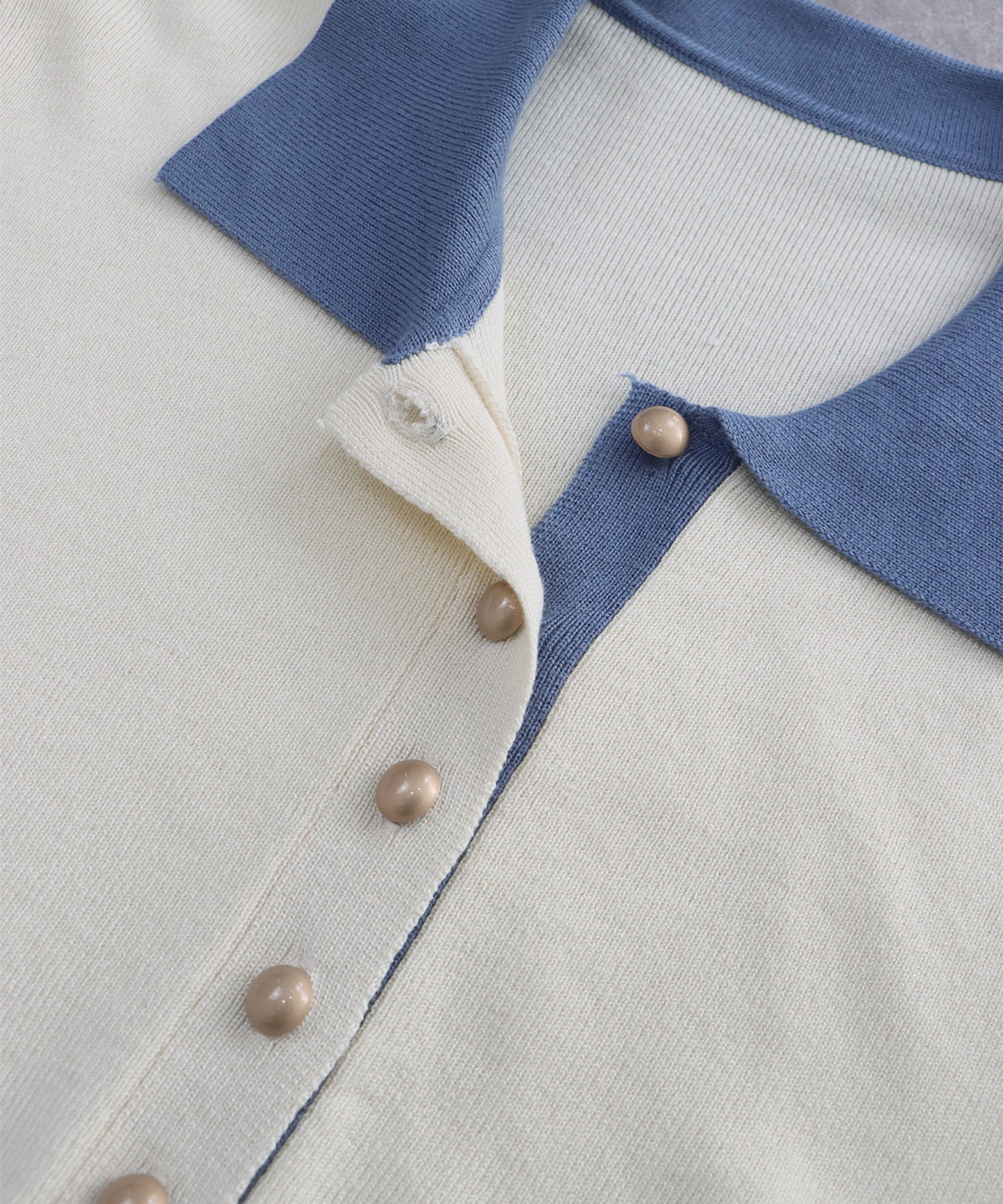 ゴールドボタン配色ポロネックニット